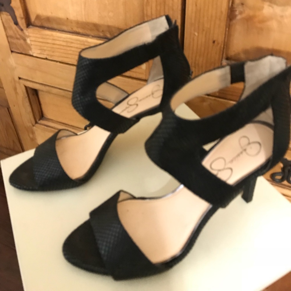 Jessica Simpson flirty pump!